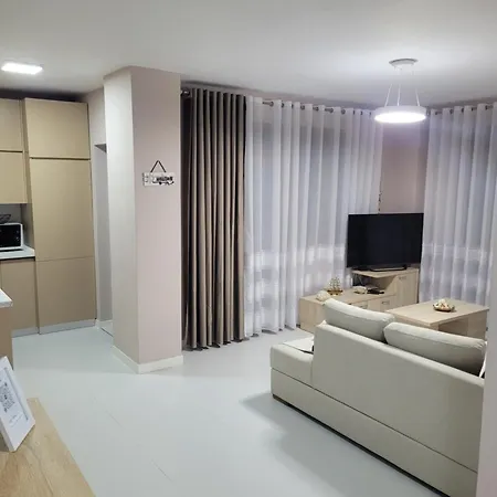 Appartement Orange Golem (Tirana)